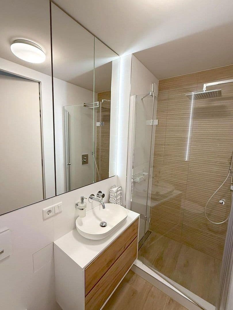 Prenájom bytu 4-izbový 100 m², Kaiserswerther str. 73, Dusseldorf, Severné Porýnie - Westfálsko Prenájom bytu 4-izbový 100 m², Kaiserswerther str. 73, Dusseldorf, Severné Porýnie - Westfálsko