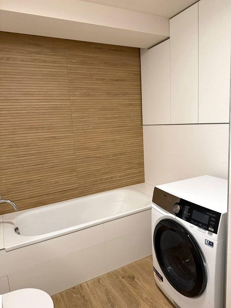 Prenájom bytu 4-izbový 100 m², Kaiserswerther str. 73, Dusseldorf, Severné Porýnie - Westfálsko Prenájom bytu 4-izbový 100 m², Kaiserswerther str. 73, Dusseldorf, Severné Porýnie - Westfálsko