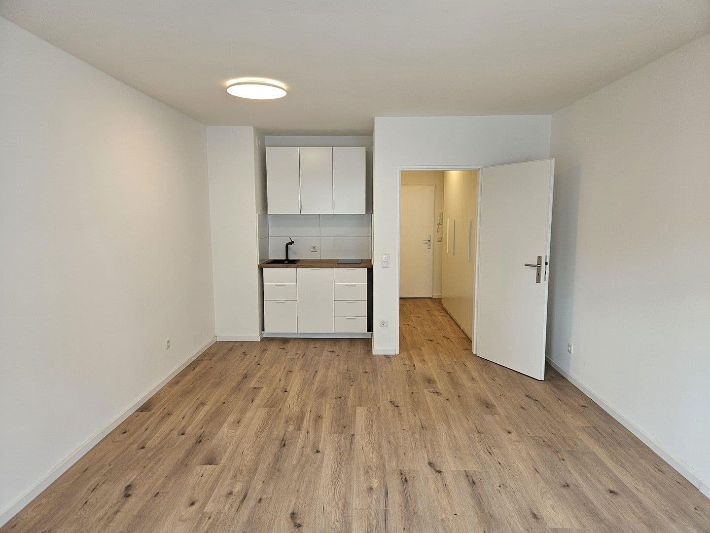 Prenájom bytu 1-izbový 35 m², Mauerstr. 18, Düsseldorf, Severné Porýnie - Westfálsko Prenájom bytu 1-izbový 35 m², Mauerstr. 18, Düsseldorf, Severné Porýnie - Westfálsko