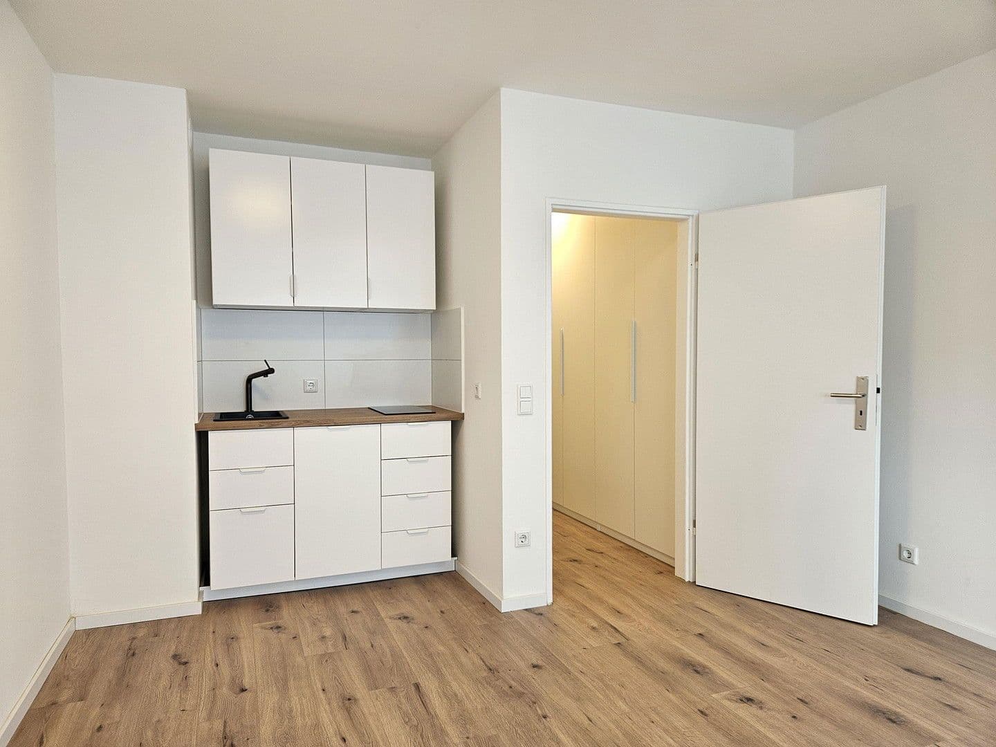 Prenájom bytu 1-izbový 35 m², Mauerstr. 18, Düsseldorf, Severné Porýnie - Westfálsko Prenájom bytu 1-izbový 35 m², Mauerstr. 18, Düsseldorf, Severné Porýnie - Westfálsko