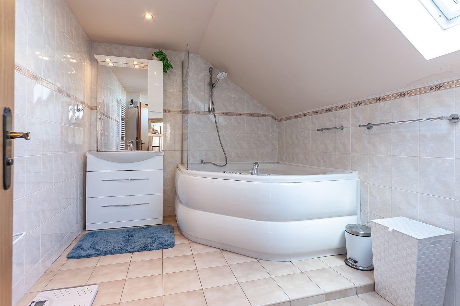 Predaj domu 230 m², pozemek 348 m², Svahová, Horoměřice, Středočeský kraj Predaj domu 230 m², pozemek 348 m², Svahová, Horoměřice, Středočeský kraj