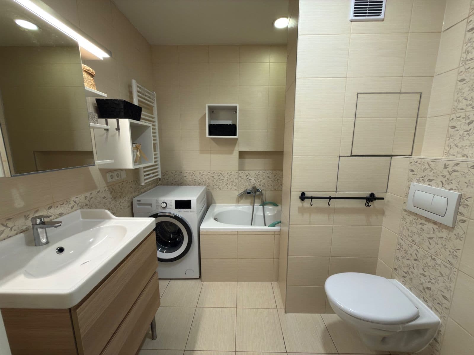 Predaj bytu 3-izbový 68 m², 17. listopadu, Ústí nad Labem, Ústecký kraj Predaj bytu 3-izbový 68 m², 17. listopadu, Ústí nad Labem, Ústecký kraj