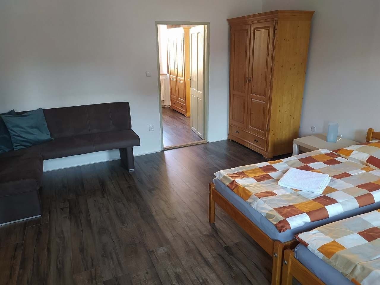 Predaj bytu 5-izbový 100 m², Karlovarská, Pernink, Karlovarský kraj Predaj bytu 5-izbový 100 m², Karlovarská, Pernink, Karlovarský kraj