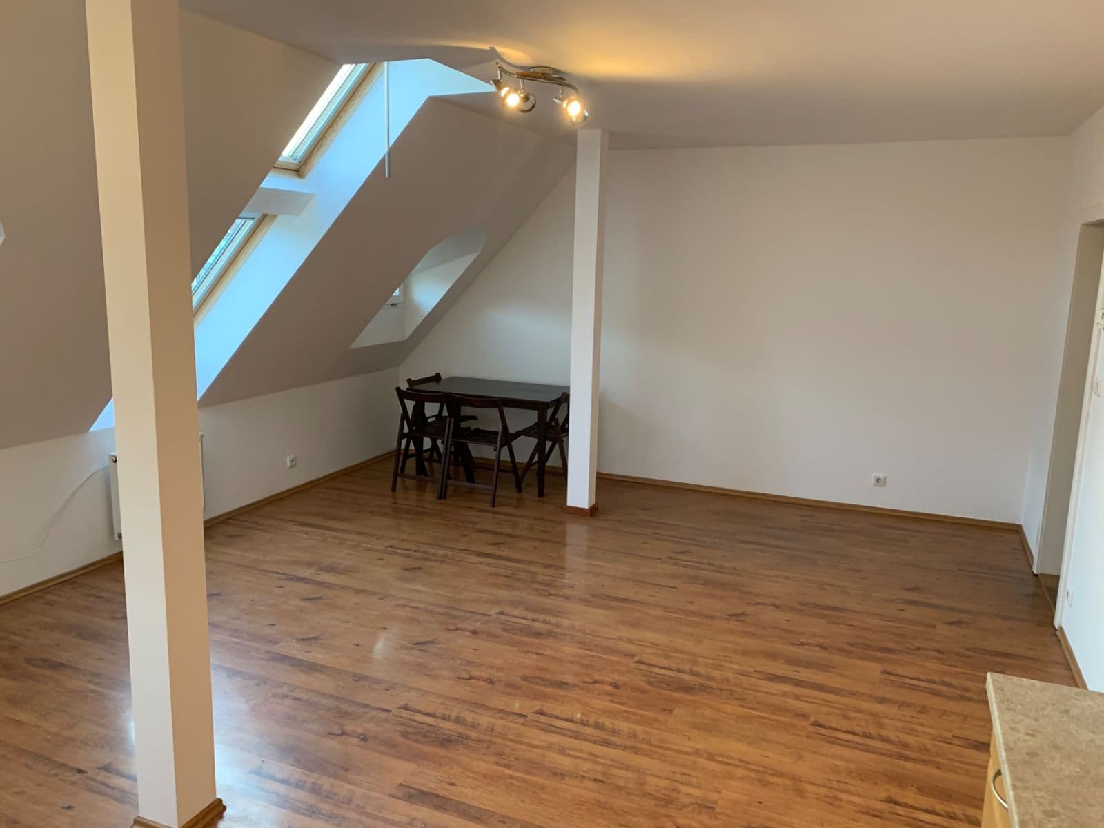 Prenájom bytu 2-izbový 60 m², Farského, Praha, Praha Prenájom bytu 2-izbový 60 m², Farského, Praha, Praha