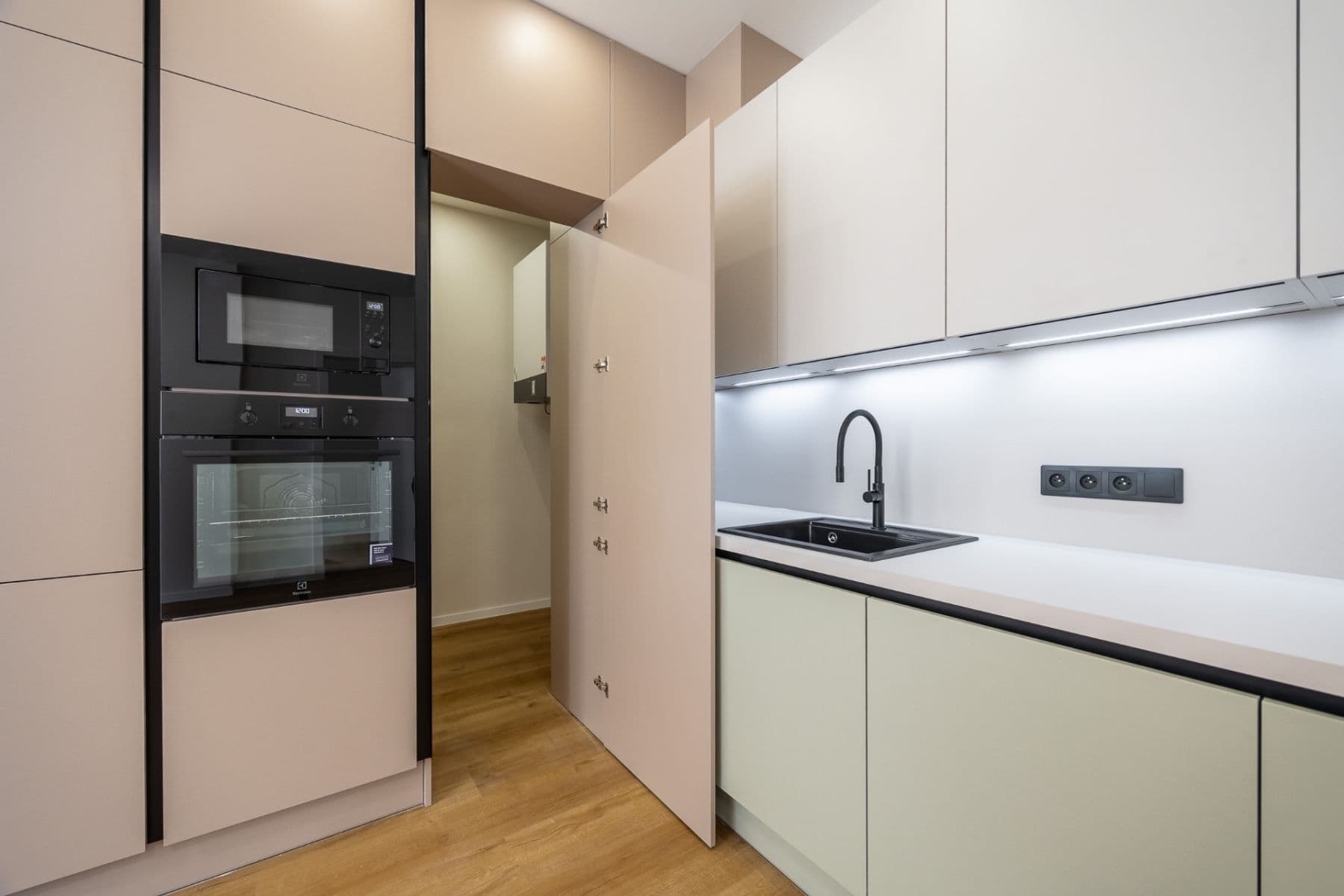 Predaj bytu 3-izbový 95 m², Řezáčovo náměstí, Praha, Praha Predaj bytu 3-izbový 95 m², Řezáčovo náměstí, Praha, Praha