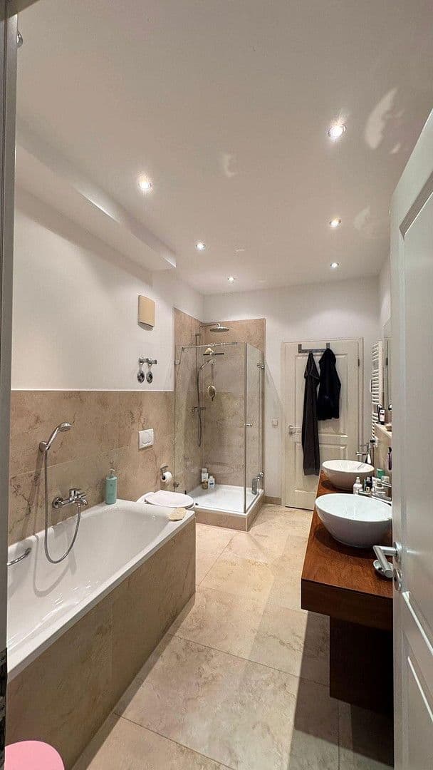 Prenájom bytu 6-izbový 197 m², München, Bavorsko Prenájom bytu 6-izbový 197 m², München, Bavorsko