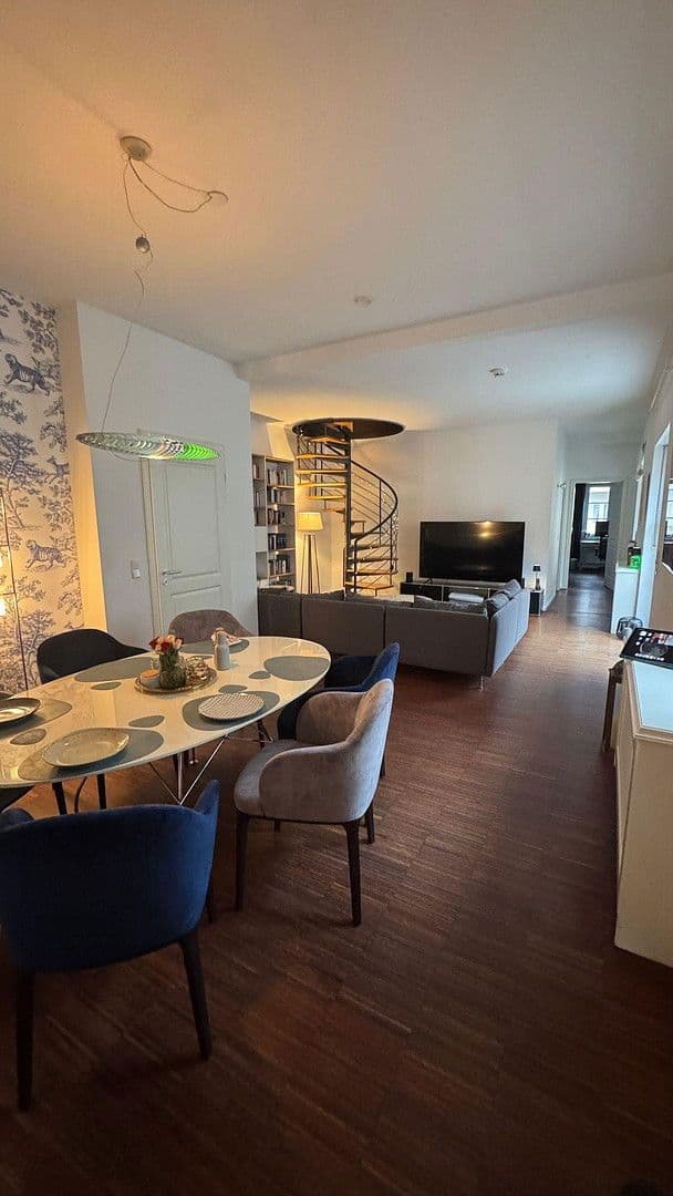 Prenájom bytu 6-izbový 197 m², München, Bavorsko Prenájom bytu 6-izbový 197 m², München, Bavorsko