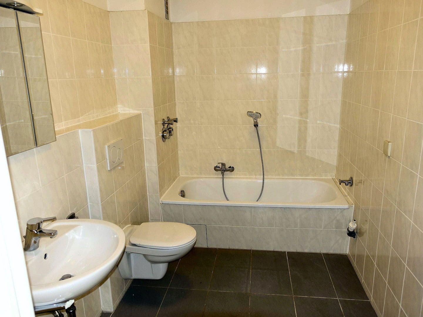 Prenájom bytu 4-izbový 101 m², Schlachthofstraße 9, Häfen - Bremerhaven, Brémy Prenájom bytu 4-izbový 101 m², Schlachthofstraße 9, Häfen - Bremerhaven, Brémy