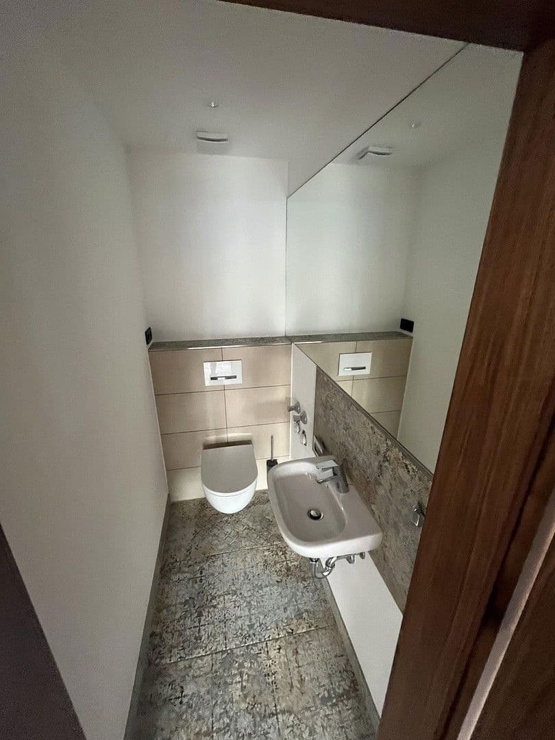 Prenájom bytu 3-izbový 115 m², Bibliser Strasse 10, Mannheim, Bádensko-Wurttembersko Prenájom bytu 3-izbový 115 m², Bibliser Strasse 10, Mannheim, Bádensko-Wurttembersko