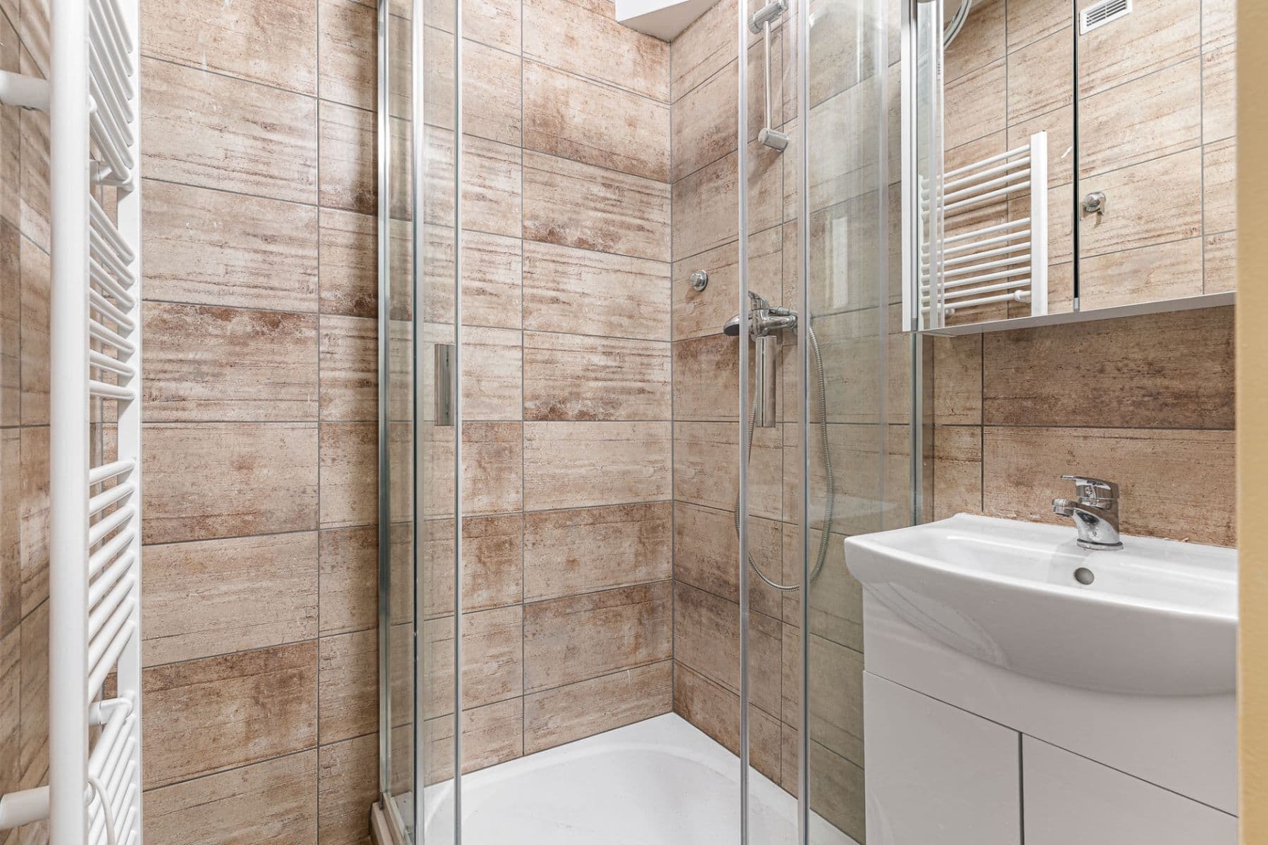 Prenájom bytu 5-izbový 123 m², Krátká, Praha, Praha Prenájom bytu 5-izbový 123 m², Krátká, Praha, Praha