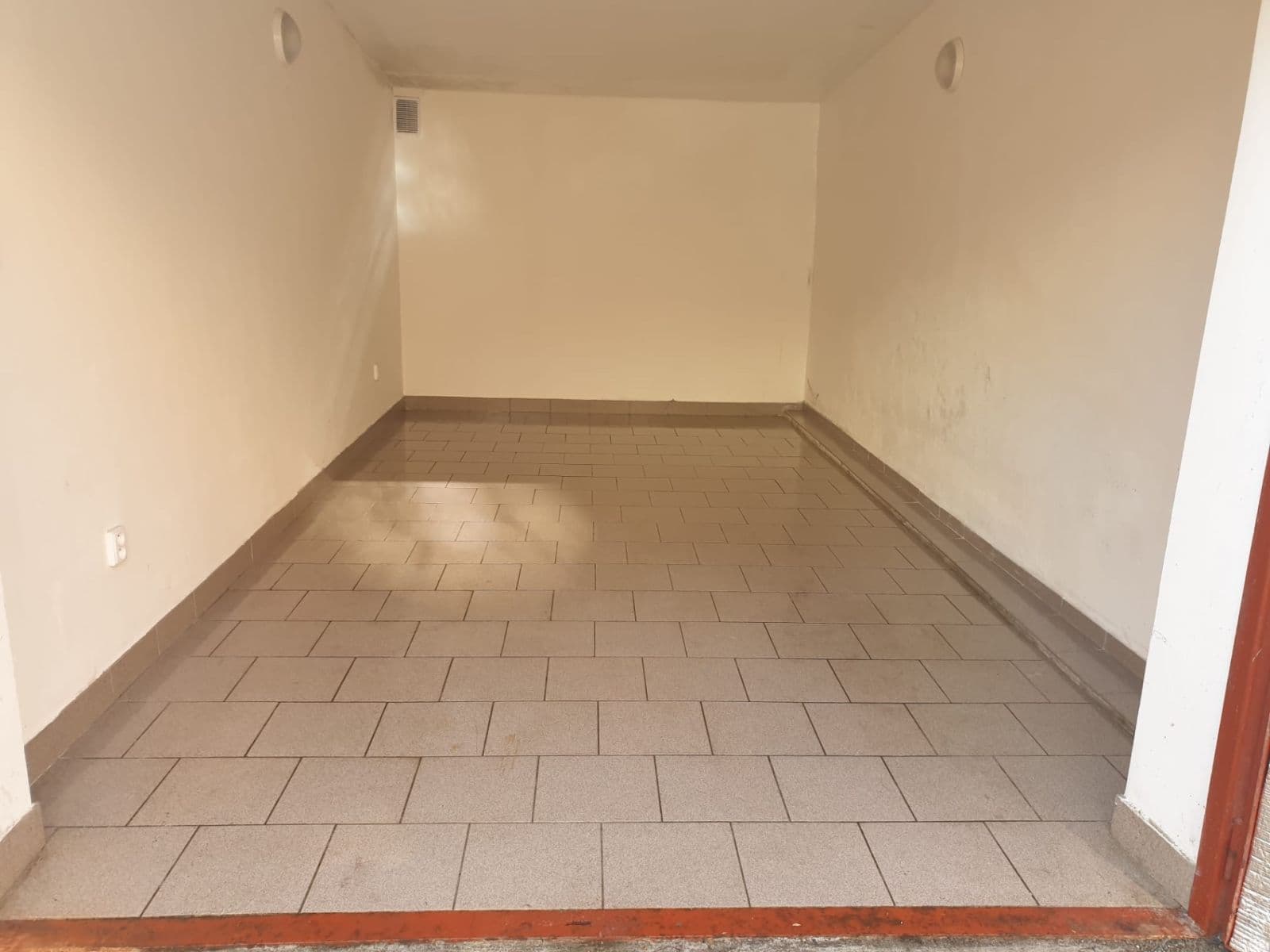Predaj garáže 15 m², Příkopní, Karlovy Vary, Karlovarský kraj Predaj garáže 15 m², Příkopní, Karlovy Vary, Karlovarský kraj