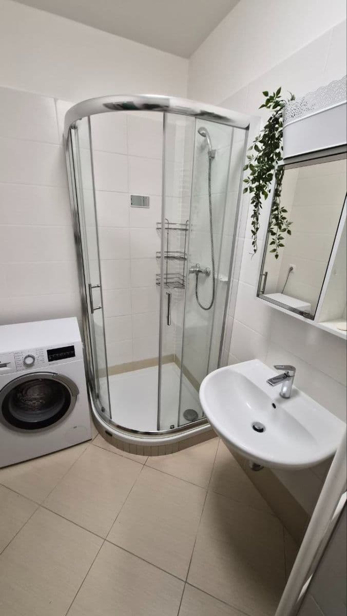 Prenájom bytu 1-izbový 38 m², Štanderova, Praha, Praha Prenájom bytu 1-izbový 38 m², Štanderova, Praha, Praha