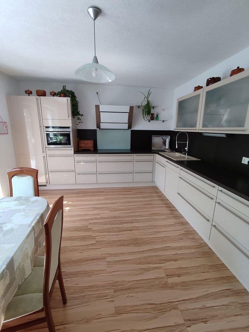 Predaj bytu 5-izbový 206 m², Höhefeldstr. 11/1, Eberbach, Bádensko-Wurttembersko Predaj bytu 5-izbový 206 m², Höhefeldstr. 11/1, Eberbach, Bádensko-Wurttembersko