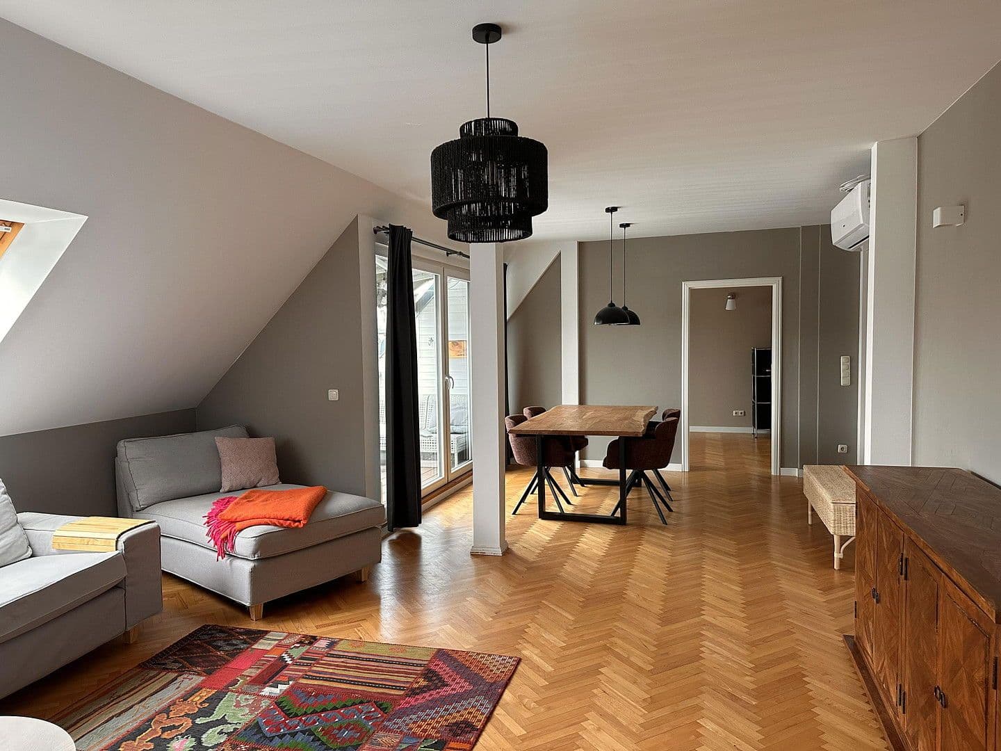 Prenájom bytu 3-izbový 95 m², Berlin, Berlín Prenájom bytu 3-izbový 95 m², Berlin, Berlín