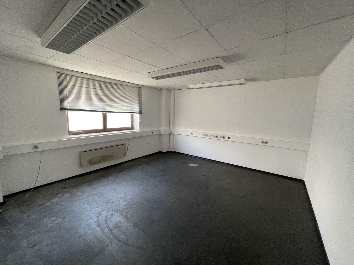 Prenájom nebytového priestoru 10.430 m², Im Gewerbepark 1, Hunderdorf, Bavorsko Prenájom nebytového priestoru 10.430 m², Im Gewerbepark 1, Hunderdorf, Bavorsko