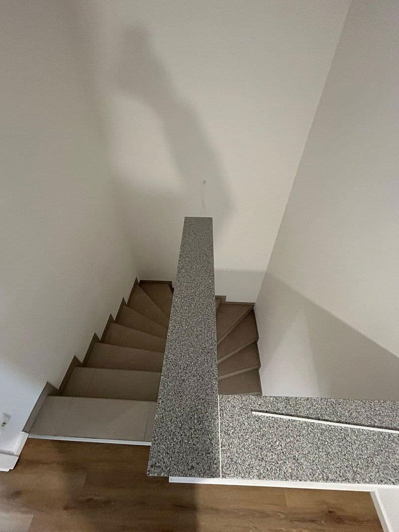 Predaj domu 165 m², pozemek 249 m², Rosenbergerstraße 5 (Kleinlintach 1), Bogen, Bavorsko Predaj domu 165 m², pozemek 249 m², Rosenbergerstraße 5 (Kleinlintach 1), Bogen, Bavorsko