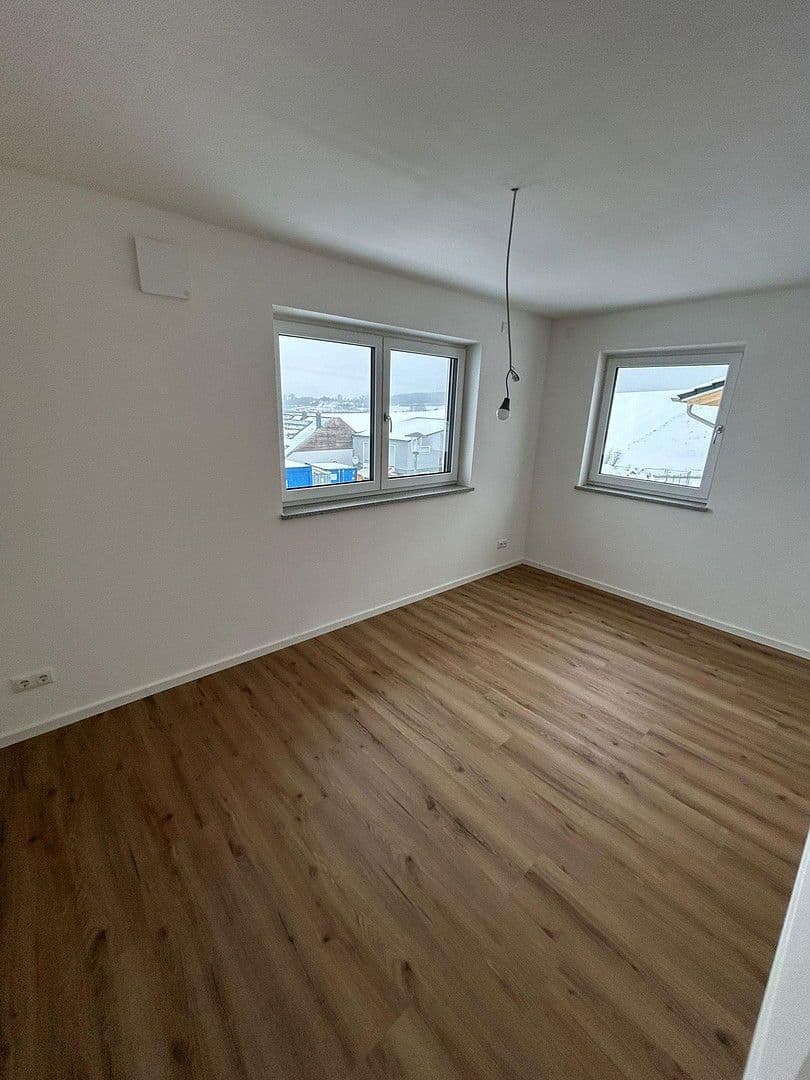 Predaj domu 165 m², pozemek 249 m², Rosenbergerstraße 5 (Kleinlintach 1), Bogen, Bavorsko Predaj domu 165 m², pozemek 249 m², Rosenbergerstraße 5 (Kleinlintach 1), Bogen, Bavorsko