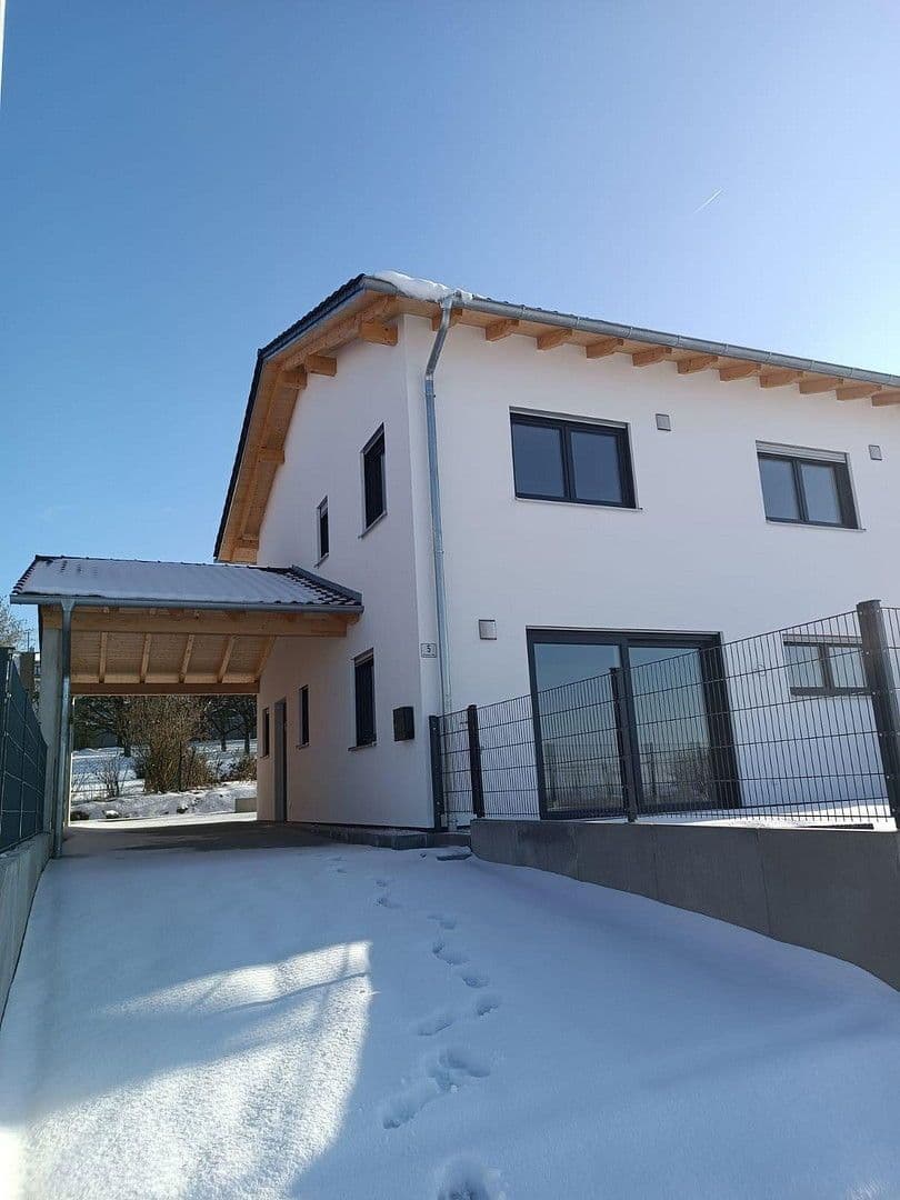 Predaj domu 165 m², pozemek 249 m², Rosenbergerstraße 5 (Kleinlintach 1), Bogen, Bavorsko Predaj domu 165 m², pozemek 249 m², Rosenbergerstraße 5 (Kleinlintach 1), Bogen, Bavorsko