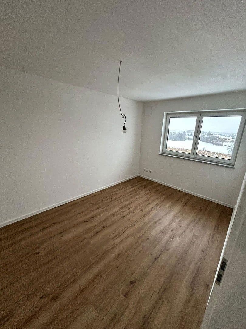 Predaj domu 165 m², pozemek 249 m², Rosenbergerstraße 5 (Kleinlintach 1), Bogen, Bavorsko Predaj domu 165 m², pozemek 249 m², Rosenbergerstraße 5 (Kleinlintach 1), Bogen, Bavorsko
