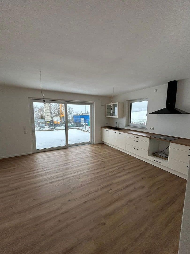 Predaj domu 165 m², pozemek 249 m², Rosenbergerstraße 5 (Kleinlintach 1), Bogen, Bavorsko Predaj domu 165 m², pozemek 249 m², Rosenbergerstraße 5 (Kleinlintach 1), Bogen, Bavorsko