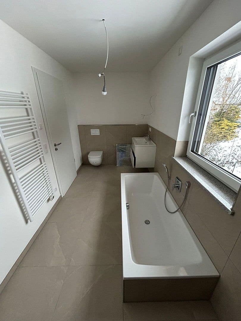 Predaj domu 165 m², pozemek 249 m², Rosenbergerstraße 5 (Kleinlintach 1), Bogen, Bavorsko Predaj domu 165 m², pozemek 249 m², Rosenbergerstraße 5 (Kleinlintach 1), Bogen, Bavorsko