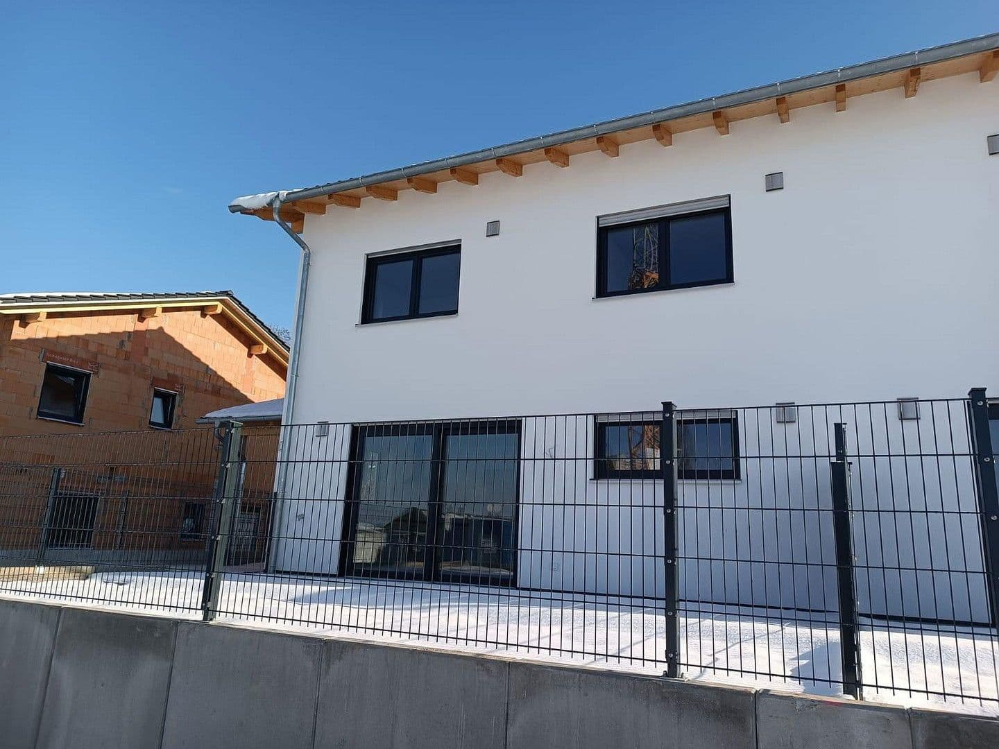 Predaj domu 165 m², pozemek 249 m², Rosenbergerstraße 5 (Kleinlintach 1), Bogen, Bavorsko Predaj domu 165 m², pozemek 249 m², Rosenbergerstraße 5 (Kleinlintach 1), Bogen, Bavorsko