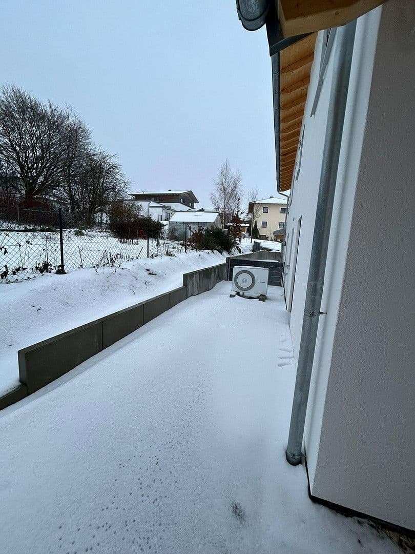 Predaj domu 165 m², pozemek 249 m², Rosenbergerstraße 5 (Kleinlintach 1), Bogen, Bavorsko Predaj domu 165 m², pozemek 249 m², Rosenbergerstraße 5 (Kleinlintach 1), Bogen, Bavorsko