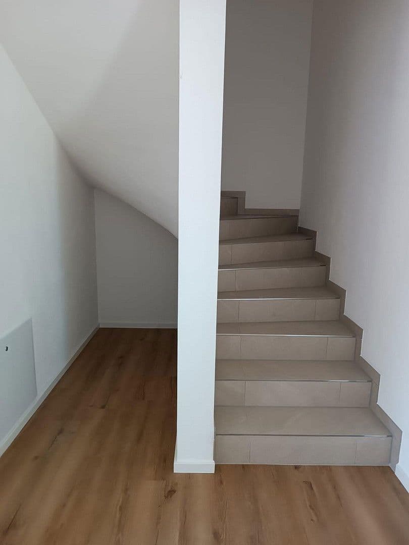 Predaj domu 165 m², pozemek 249 m², Rosenbergerstraße 5 (Kleinlintach 1), Bogen, Bavorsko Predaj domu 165 m², pozemek 249 m², Rosenbergerstraße 5 (Kleinlintach 1), Bogen, Bavorsko