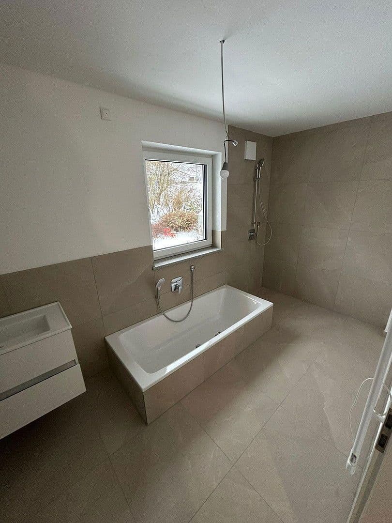 Predaj domu 165 m², pozemek 249 m², Rosenbergerstraße 5 (Kleinlintach 1), Bogen, Bavorsko Predaj domu 165 m², pozemek 249 m², Rosenbergerstraße 5 (Kleinlintach 1), Bogen, Bavorsko