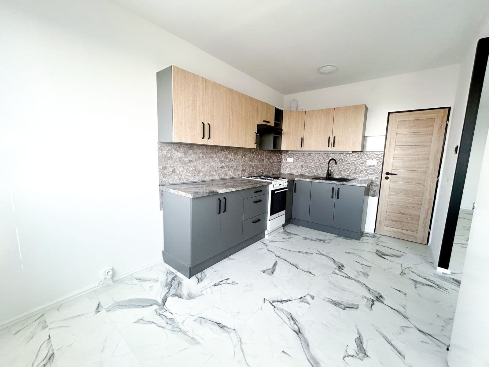 Prenájom bytu 3-izbový 68 m², Šiškova, Praha, Praha Prenájom bytu 3-izbový 68 m², Šiškova, Praha, Praha