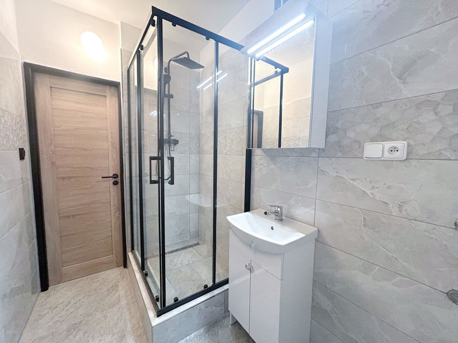 Prenájom bytu 3-izbový 68 m², Šiškova, Praha, Praha Prenájom bytu 3-izbový 68 m², Šiškova, Praha, Praha