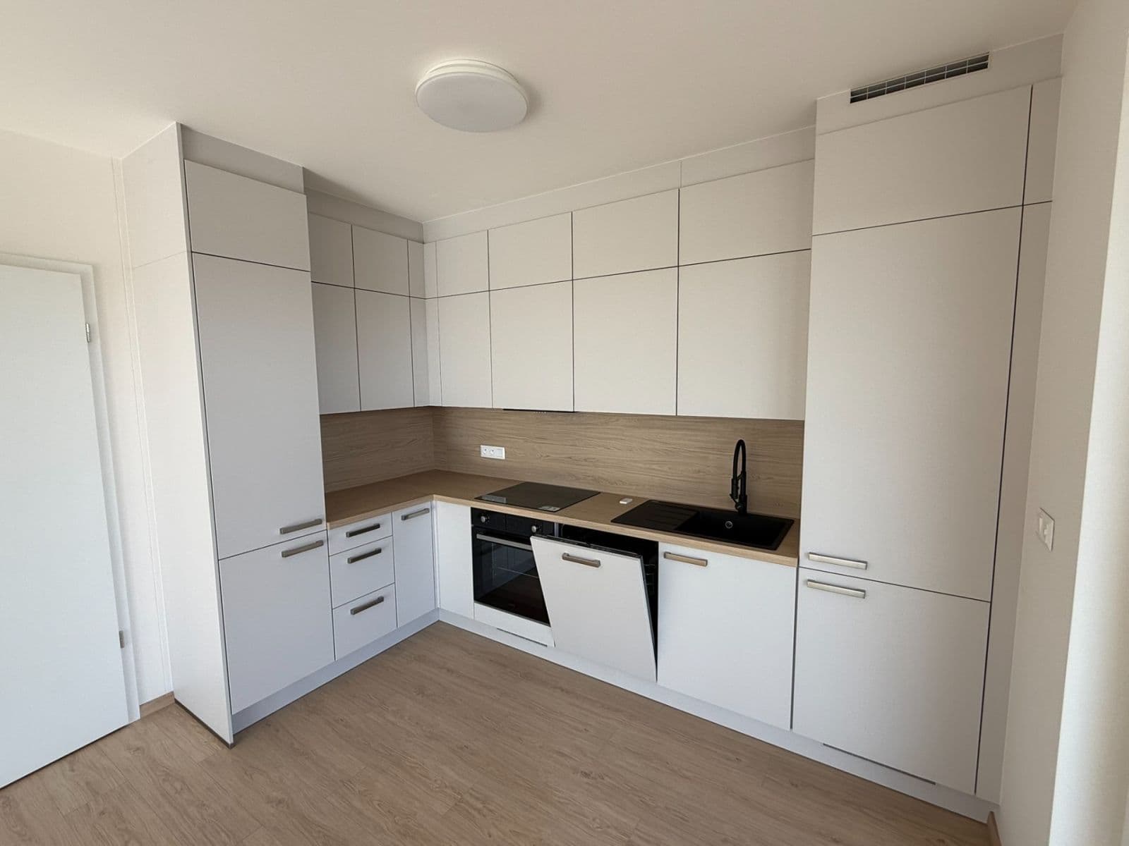 Prenájom bytu 3-izbový 74 m², Haenkeho, Praha, Praha Prenájom bytu 3-izbový 74 m², Haenkeho, Praha, Praha
