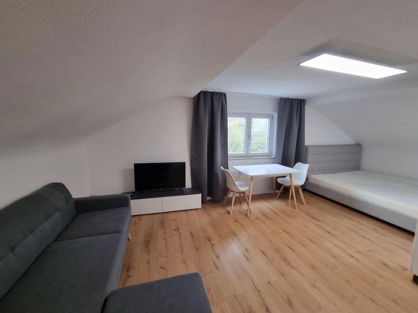 Prenájom bytu 1-izbový 30 m², Esslingen am Neckar, Bádensko-Wurttembersko Prenájom bytu 1-izbový 30 m², Esslingen am Neckar, Bádensko-Wurttembersko