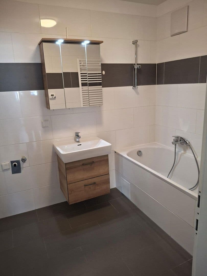 Prenájom bytu 2-izbový 50 m², Bahnhofstraße 25, Pottendorf, Dolné Rakúsko Prenájom bytu 2-izbový 50 m², Bahnhofstraße 25, Pottendorf, Dolné Rakúsko