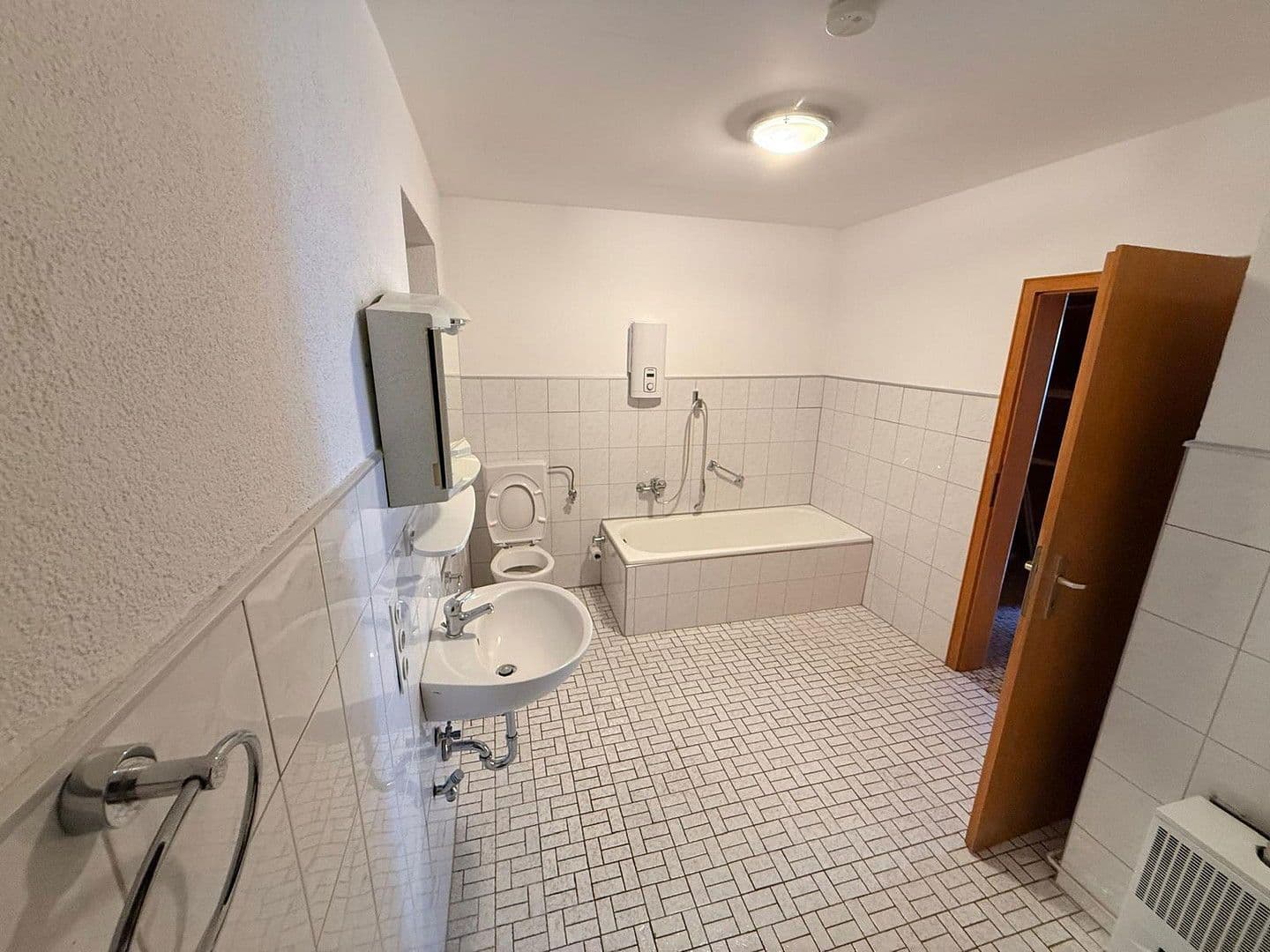 Prenájom domu 100 m², pozemek 250 m², Dorfstraße 6, Neuwied, Porýnie-Falcko Prenájom domu 100 m², pozemek 250 m², Dorfstraße 6, Neuwied, Porýnie-Falcko