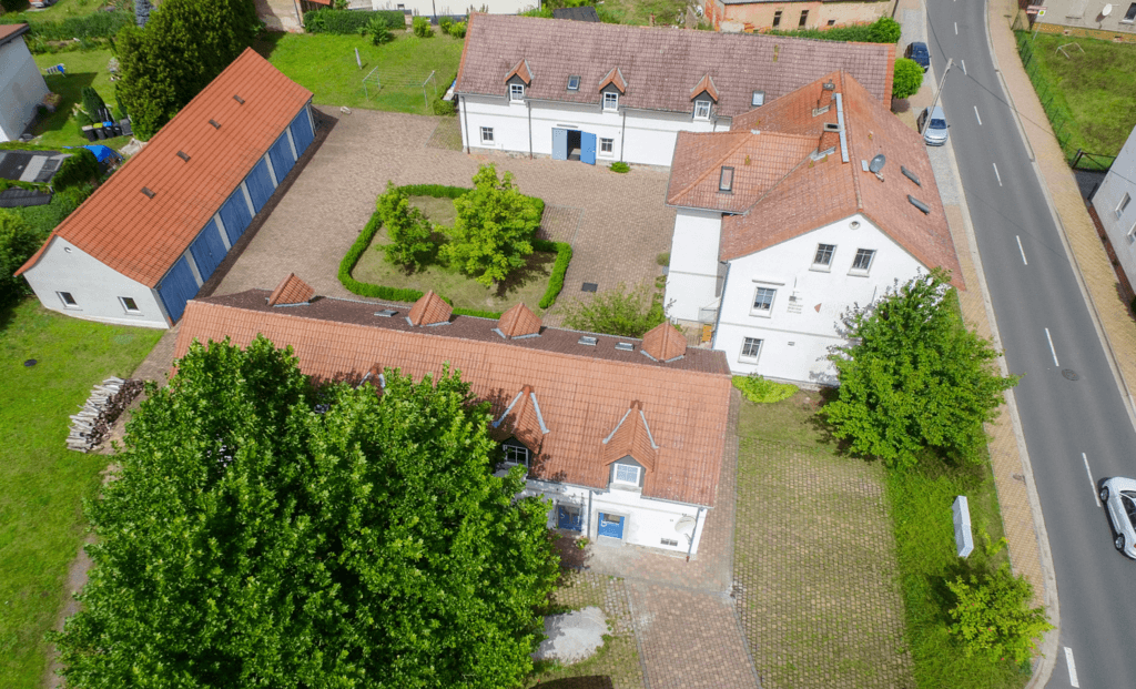 Predaj domu 780 m², pozemek 3.560 m², Lobstädter Straße 11, Neukieritzsch, Sasko Predaj domu 780 m², pozemek 3.560 m², Lobstädter Straße 11, Neukieritzsch, Sasko