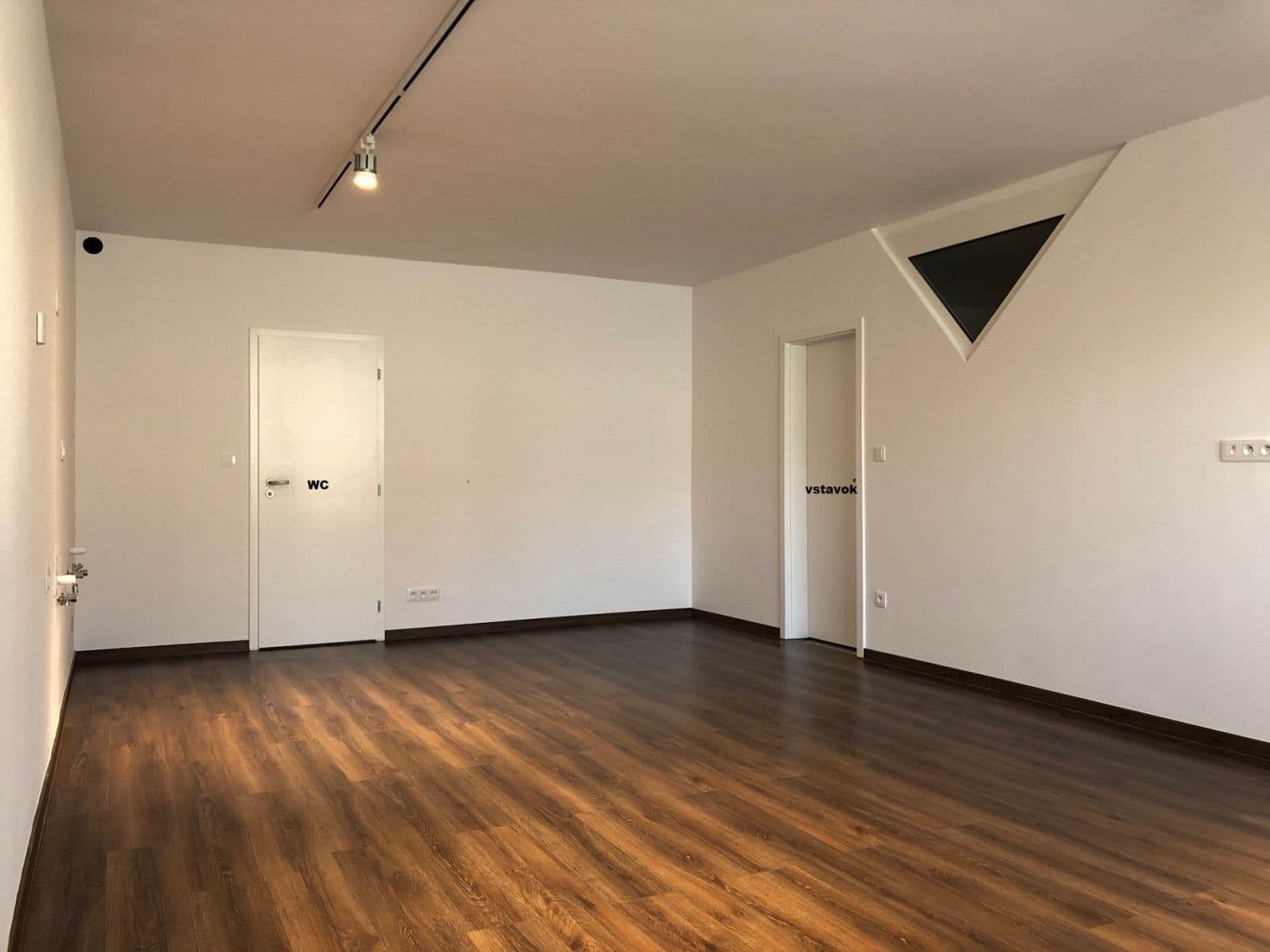 Prenájom kancelárie 47 m², Rešetkova, Nové Mesto, Bratislavský kraj Prenájom kancelárie 47 m², Rešetkova, Nové Mesto, Bratislavský kraj