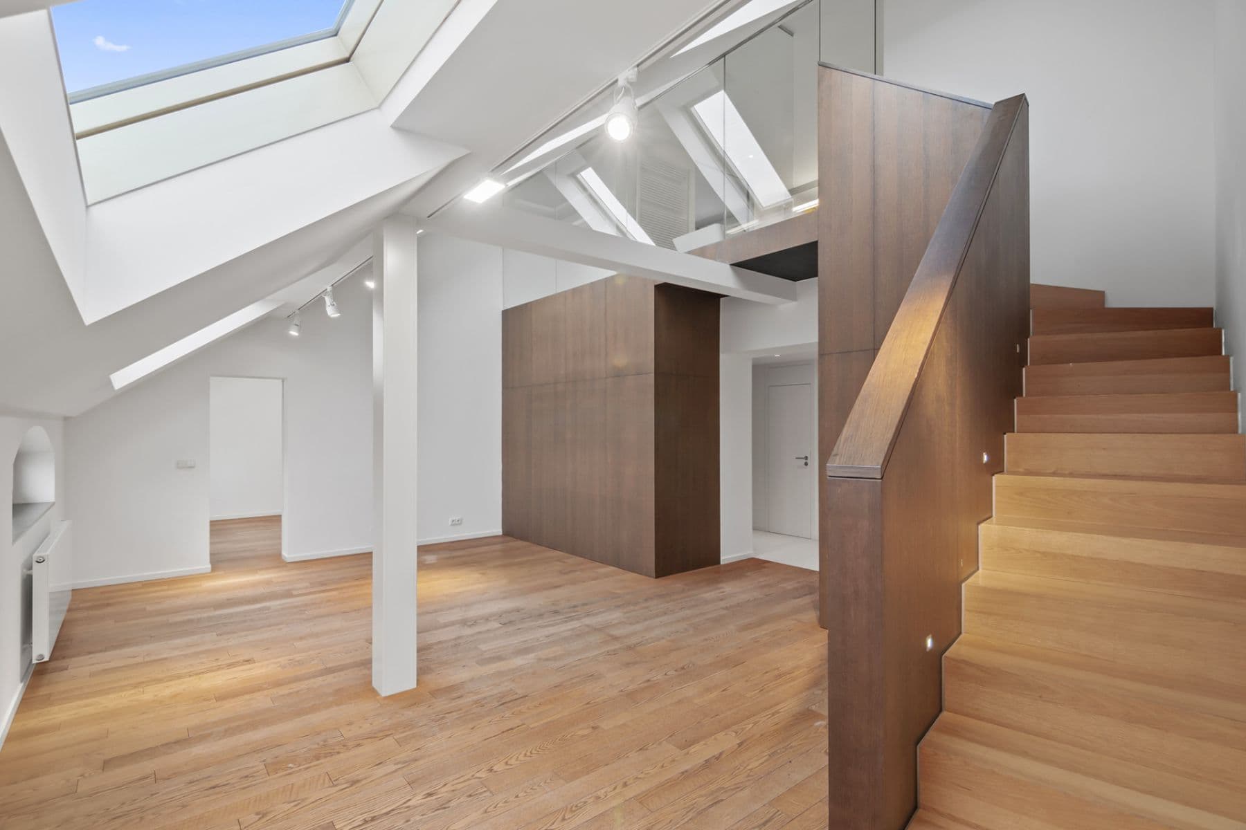 Prenájom bytu 3-izbový 130 m², U Akademie, Praha, Praha Prenájom bytu 3-izbový 130 m², U Akademie, Praha, Praha