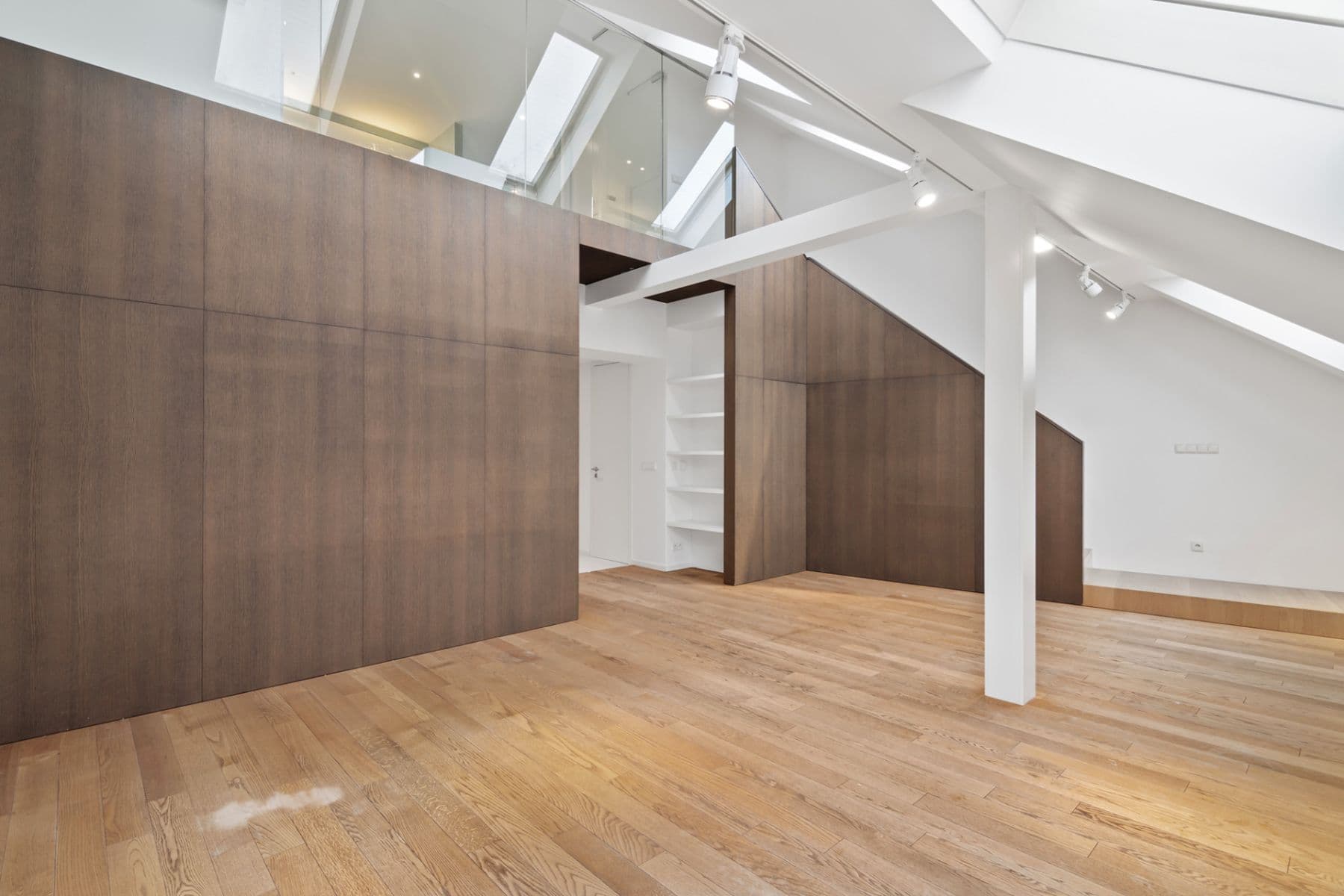 Prenájom bytu 3-izbový 130 m², U Akademie, Praha, Praha Prenájom bytu 3-izbový 130 m², U Akademie, Praha, Praha