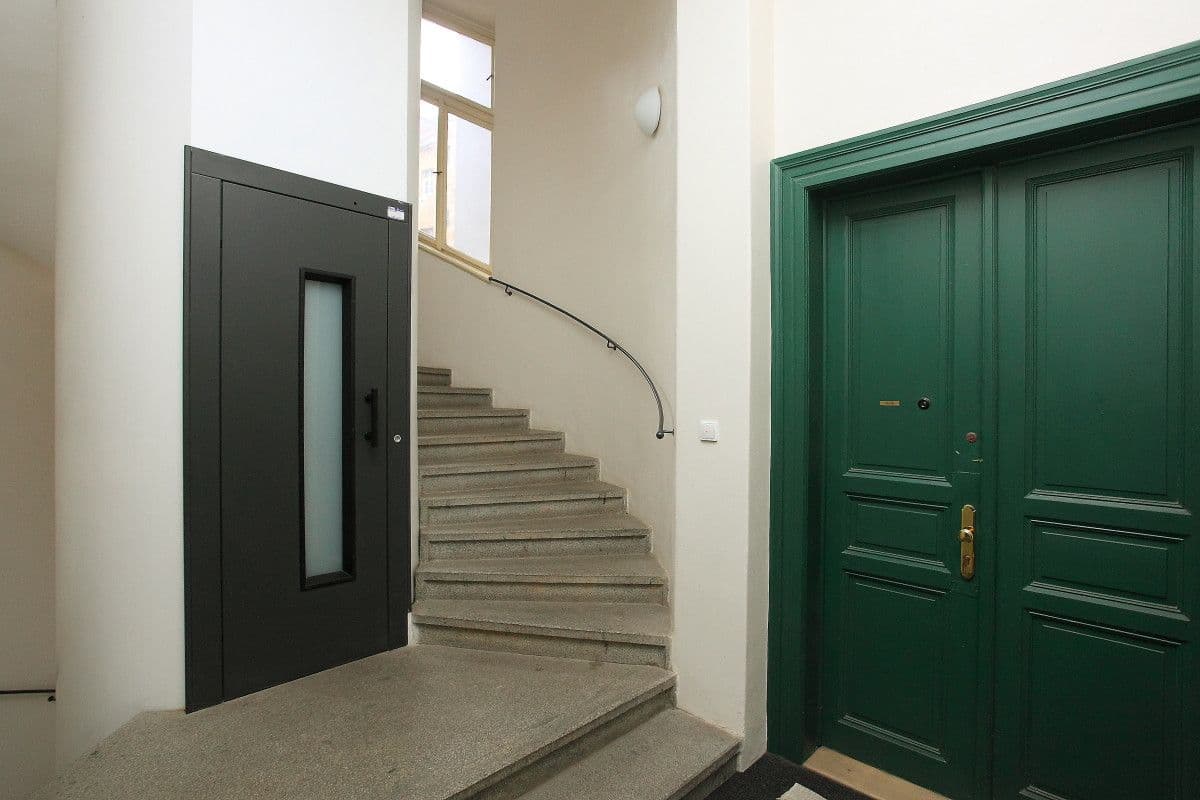 Prenájom bytu 3-izbový 130 m², U Akademie, Praha, Praha Prenájom bytu 3-izbový 130 m², U Akademie, Praha, Praha