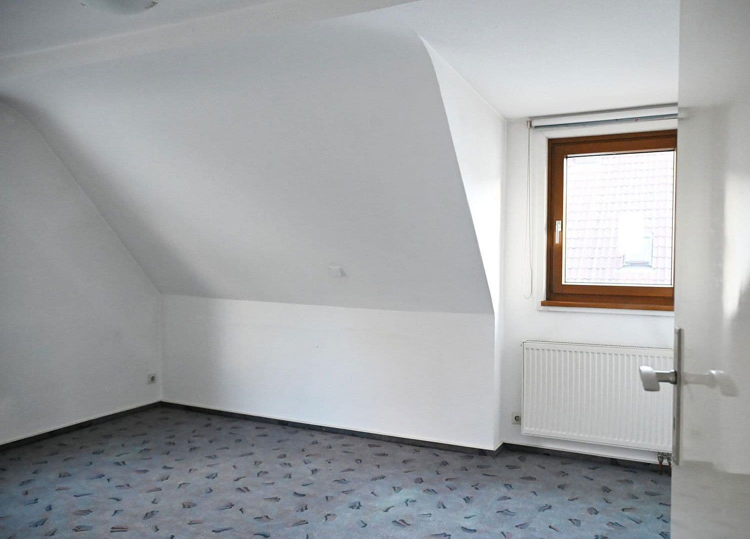 Predaj domu 143 m², pozemek 274 m², Eichendorffstr. 10, Bad Urach, Bádensko-Wurttembersko Predaj domu 143 m², pozemek 274 m², Eichendorffstr. 10, Bad Urach, Bádensko-Wurttembersko
