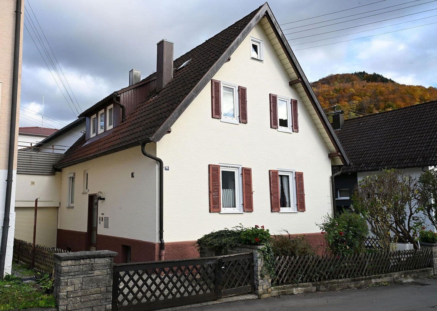 Predaj domu 143 m², pozemek 274 m², Eichendorffstr. 10, Bad Urach, Bádensko-Wurttembersko Predaj domu 143 m², pozemek 274 m², Eichendorffstr. 10, Bad Urach, Bádensko-Wurttembersko