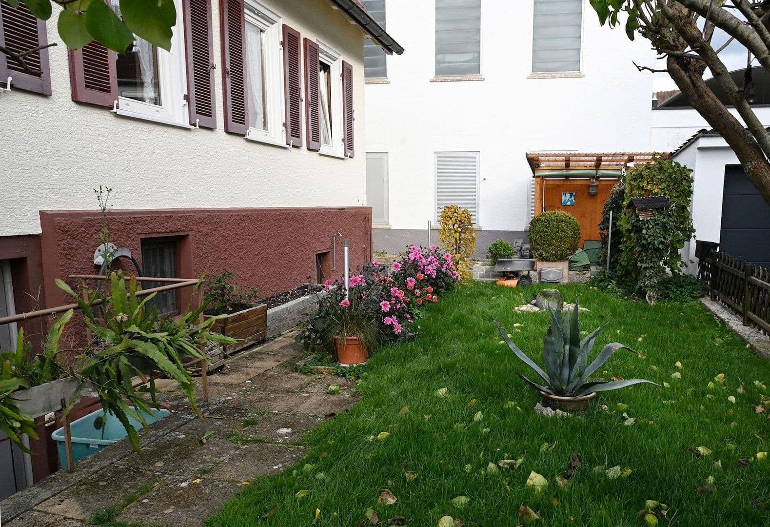 Predaj domu 143 m², pozemek 274 m², Eichendorffstr. 10, Bad Urach, Bádensko-Wurttembersko Predaj domu 143 m², pozemek 274 m², Eichendorffstr. 10, Bad Urach, Bádensko-Wurttembersko