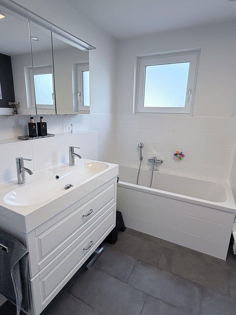 Predaj domu 163 m², pozemek 165 m², Adelsdorf, Bavorsko Predaj domu 163 m², pozemek 165 m², Adelsdorf, Bavorsko