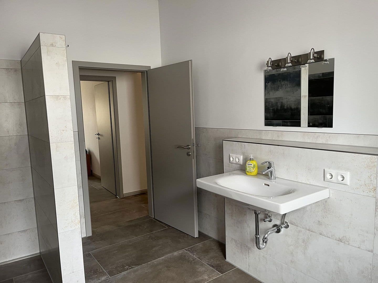 Prenájom bytu 4-izbový 114 m², Dummerstorf, Meklenbursko-Predpomoransko Prenájom bytu 4-izbový 114 m², Dummerstorf, Meklenbursko-Predpomoransko