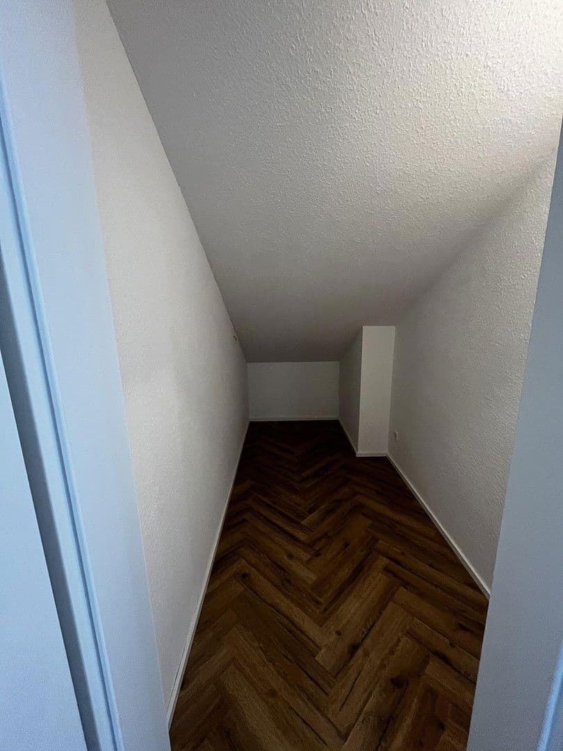 Prenájom bytu 3-izbový 100 m², Nürtingen, Bádensko-Wurttembersko Prenájom bytu 3-izbový 100 m², Nürtingen, Bádensko-Wurttembersko