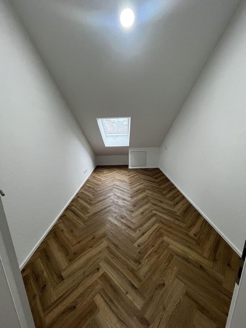 Prenájom bytu 3-izbový 100 m², Nürtingen, Bádensko-Wurttembersko Prenájom bytu 3-izbový 100 m², Nürtingen, Bádensko-Wurttembersko