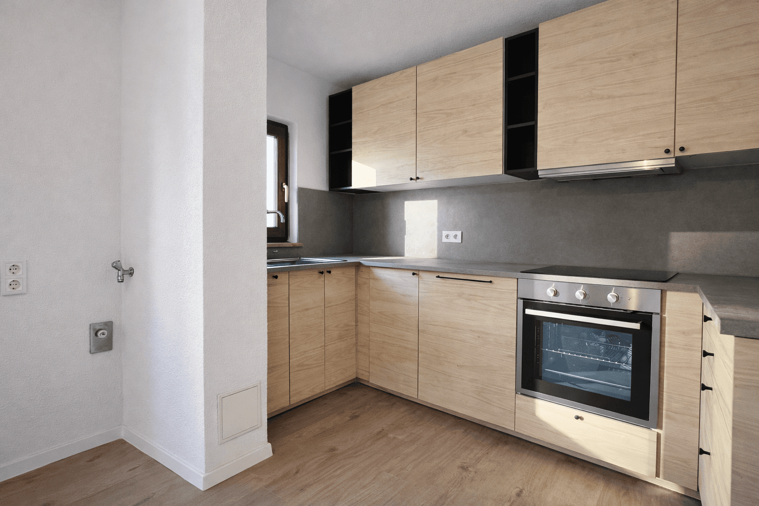 Prenájom bytu 4-izbový 90 m², Ulm, Bádensko-Wurttembersko Prenájom bytu 4-izbový 90 m², Ulm, Bádensko-Wurttembersko