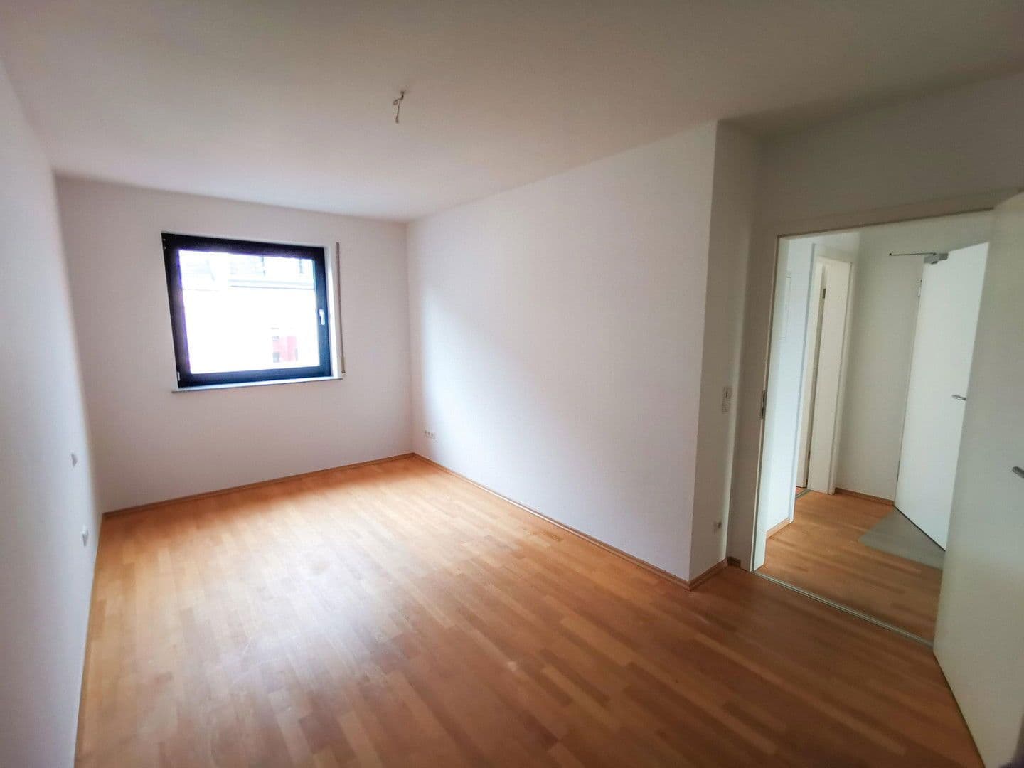 Prenájom bytu 5-izbový 157 m², Schwarzwaldstraße, Frankfurt, Hesensko Prenájom bytu 5-izbový 157 m², Schwarzwaldstraße, Frankfurt, Hesensko