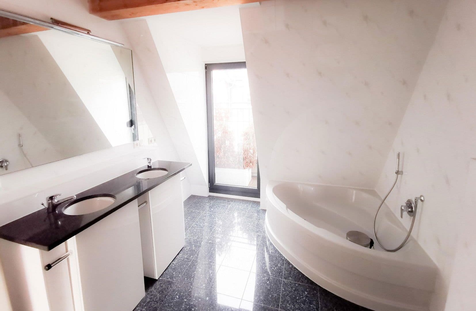 Prenájom bytu 5-izbový 157 m², Schwarzwaldstraße, Frankfurt, Hesensko Prenájom bytu 5-izbový 157 m², Schwarzwaldstraße, Frankfurt, Hesensko